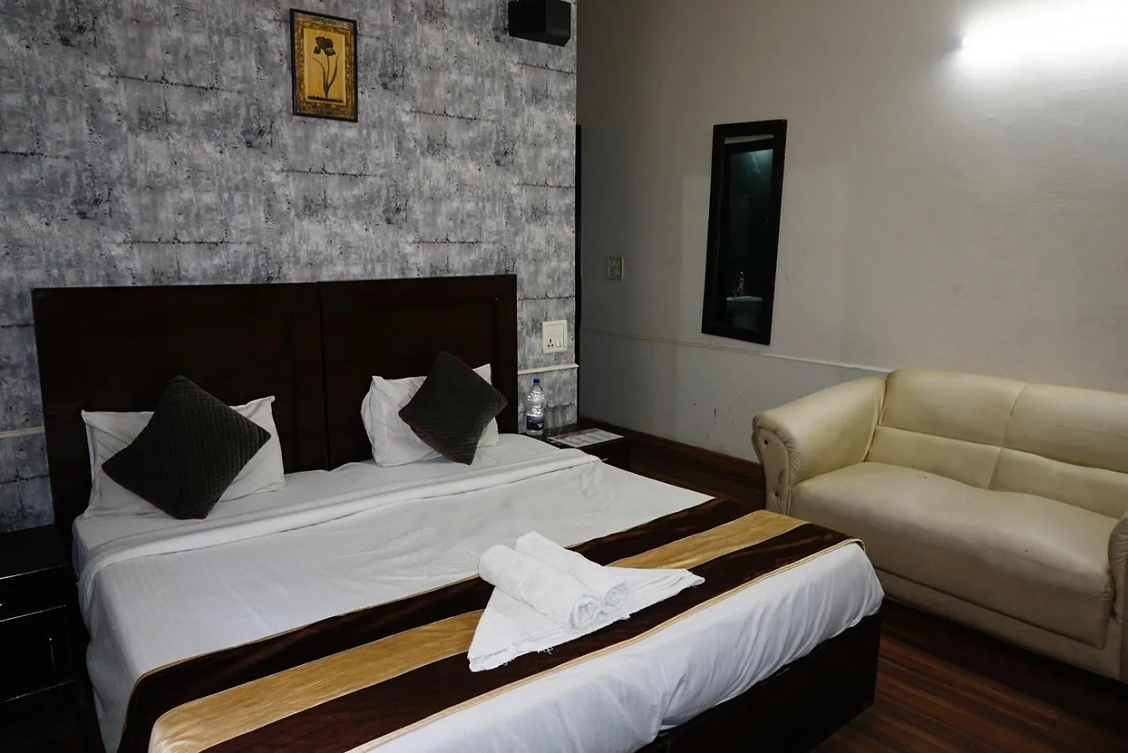 Hotel Tipsyy Inn 017 Gurgaon